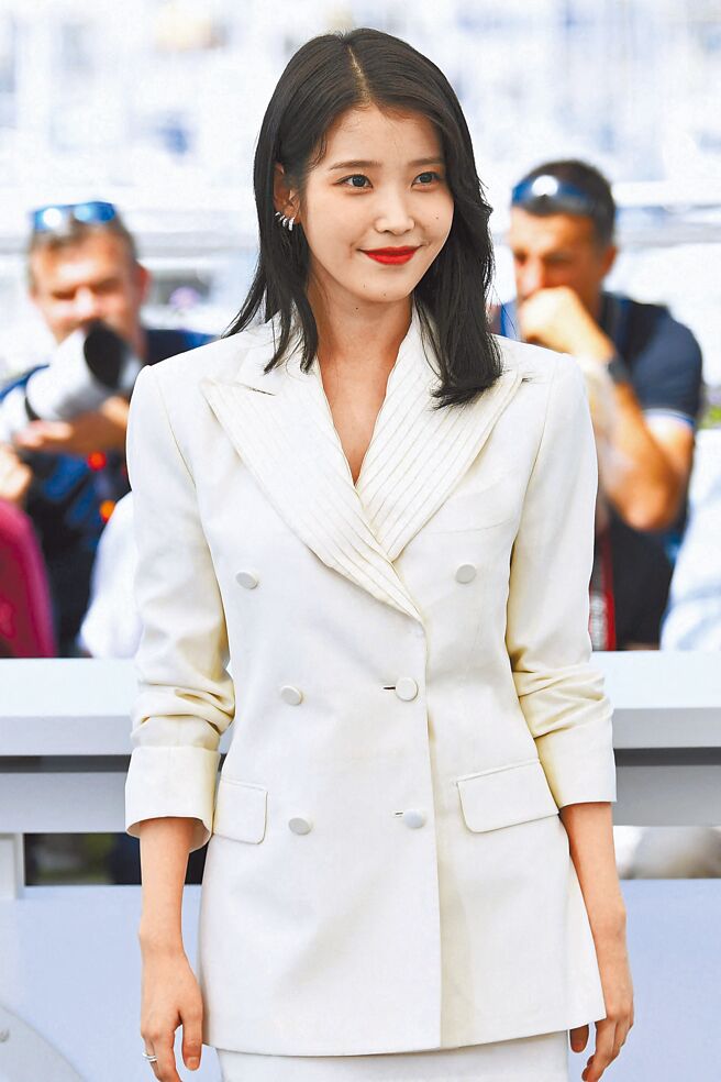 IU首登坎城影展，每个造型都仙气逼人。（路透）