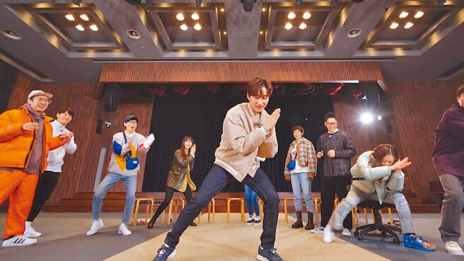 SJ成员银赫（中）上韩综《Running man》大跳经典神曲〈Sorry, Sorry〉。（中天综合台提供）