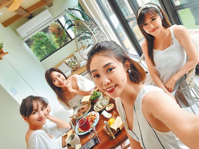 陈真（前）日前举行入厝趴，邀好姐妹蔡逸帆（后左起）、依依、佩佩热闹一下。（陈真提供）