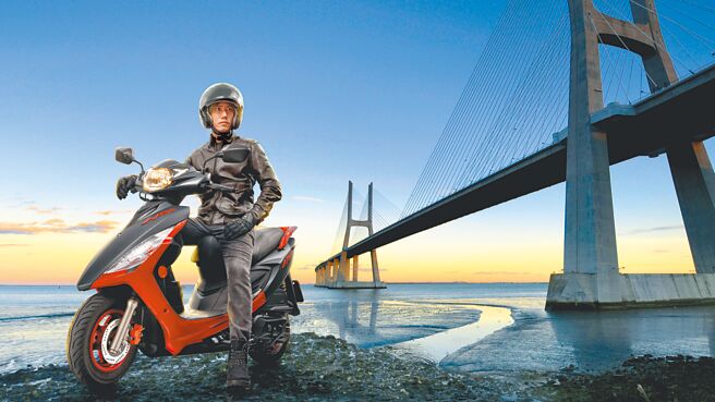 SUZUKI NEX GSR 125七期耀眼新色，即日起购车即享现金、分期多重购车好康，搭配汰旧换新补助最低6万6700元。（台铃机车提供）