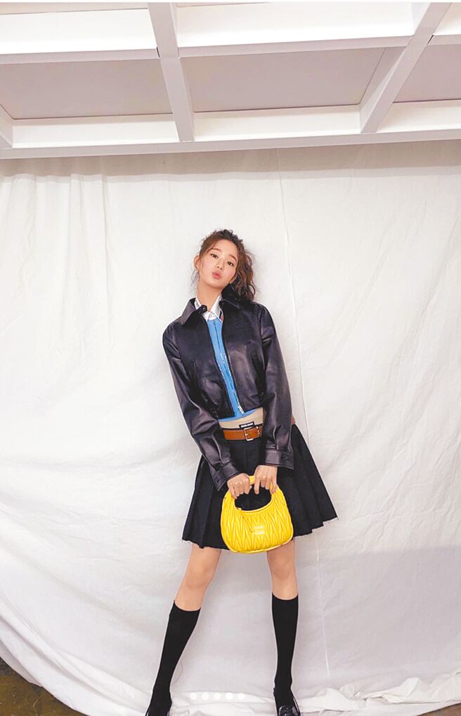 张员瑛以甜酷造型搭配黄色Miu Wander包款，引起粉丝好评。                                                （摘自张员瑛IG）