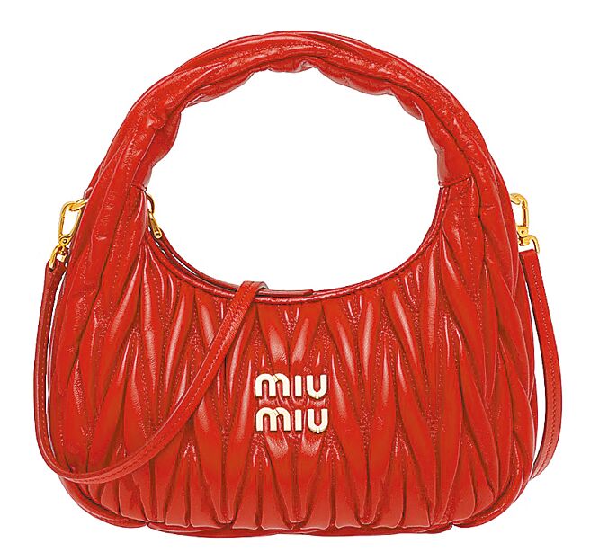 MIU MIU Miu Wander软皮革手提肩背包，6万3000元。（MIU MIU提供）