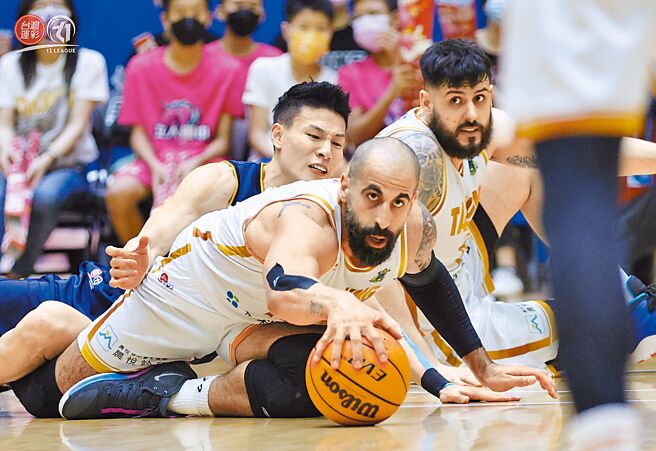桑尼（前）虽然倒在地下，仍然努力把球保护在手中。（T1联盟提供）
