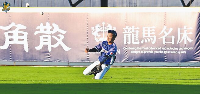 中信兄弟林書逸美技接殺富邦悍將陳真擊出的飛球。（中信兄弟提供）