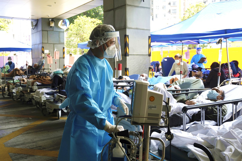 香港一间养老院院长回忆Omicron疫情下，才10天院内几乎所有人都感染了。图为3月香港第5波疫情高峰时患者临时安置在医院外的画面。（资料照／美联社）(photo:ChinaTimes)