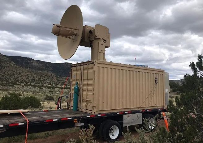 美军展示研发中的「战术高功率作战响应器」（THOR），它是一种在地面基地操作的高能微波定向能武器，专门用于破坏无人机的电子装置，可安装在普通货柜箱中。（图／美国空军）