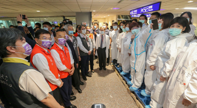 行政院長蘇貞昌31日前往桃園機場視察，感謝所有國人同胞在指揮中心規範、全體防疫通作人員的努力下，一階段、一階段，到這個進入正常生活的最後關鍵階段，希望大家繼續一起努力，蘇貞昌也宣布邊境防疫管制將放寬，自6月1日起機場入境將取消落地鼻咽採檢，僅維持唾液採篩。隨後也到D5R的臨時檢驗室，與採檢的醫護人員合影。（陳麒全攝）