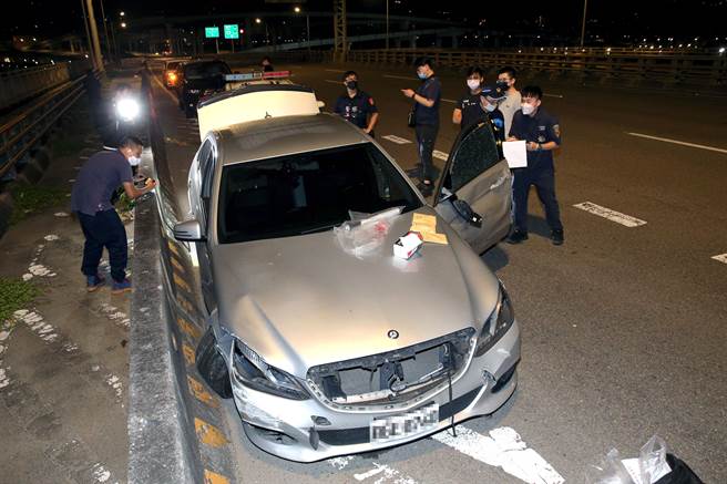 林男驾驶的银色宾士车损坏严重，警方派人到场鑑识。（黄世麒摄）