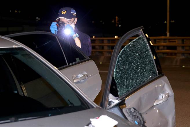 林男驾驶的银色宾士车损坏严重，警方派人到场鑑识。（黄世麒摄）