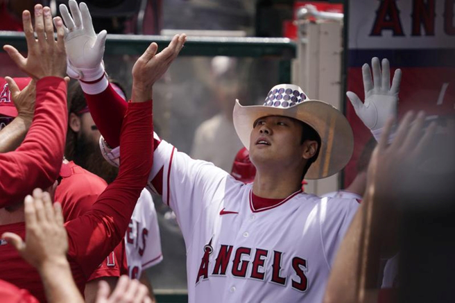 天使队大谷翔平击出全垒打，戴上牛仔帽与队友庆祝。（美联社）