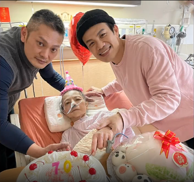 陈志强和曾为模特的弟弟悉心陪伴妈妈。(图/陈志强 IG)