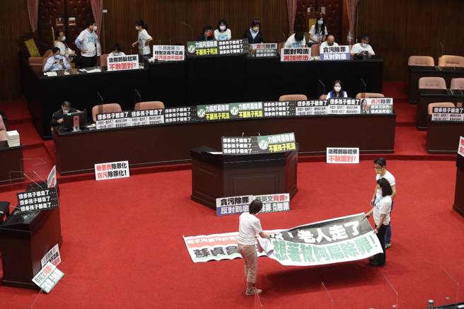  立法院院会30日将处理攸关国务机要费除罪化的会计法第99条之一条文修正草案，国民党团成员们一早在议场内摆放各式标语，表达反对立场。（刘宗龙摄）