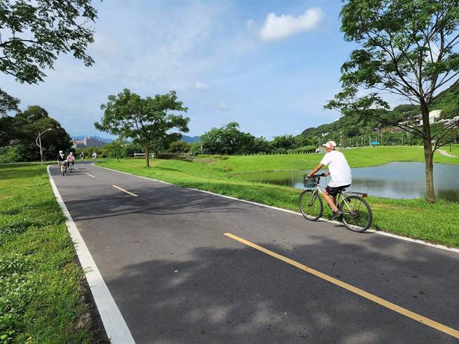 「新北水岸青轻骑」系列活动将于6月12日结束，新北市高滩处将抽出10名无限卡的幸运得主，可享在1年内不限次数于新北市河滨自行车租借站免费借用自行车。（新北市高滩处提供）