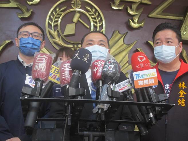 新北市長侯友宜（中）表示，疫情這段期間，每條生命都是寶貴的，竭盡所能來挽回寶貴的生命，對每個生命都要盡更大的周全，不要讓遺憾的事情發生。（陳慰慈攝）