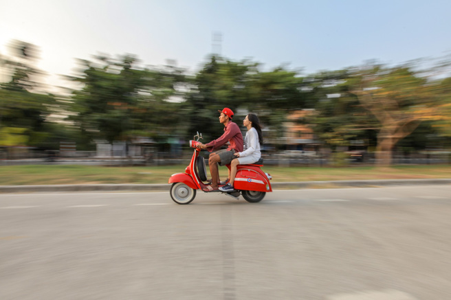 土耳其一名正妹搭机车时未戴安全帽，之后不幸遭遇车祸，导致脑部严重受创。(示意图/达志影像)