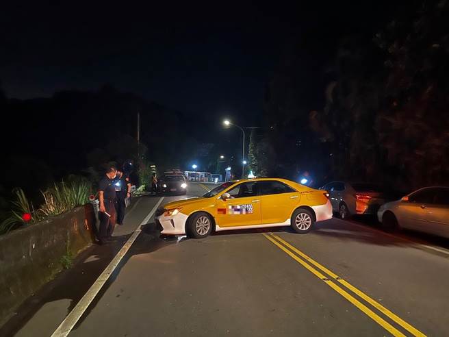 新北市一名計程車司機昨（29）日晚上7點左右，駛經深坑區北深路一段時自撞護欄，便棄車逃逸。（警方提供／李奇叡新北傳真）