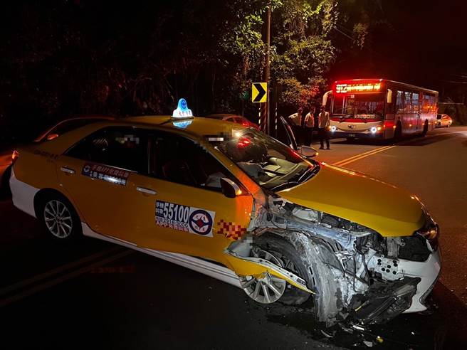 計程車橫置於路中央，且右邊車頭全毀。（警方提供／李奇叡新北傳真）