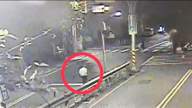 目擊民眾透露，肇事駕駛徒步沿著北深路一段朝北市方向逃逸。（警方提供／李奇叡新北傳真）