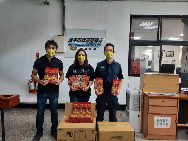 久富余公司经理谢文卉（中）及清水正牌米糕庄小老板蔡玮哲（左）29日前往清水警分局捐赠「Q版妈祖图样及白沙屯妈祖」口罩。（警方提供）