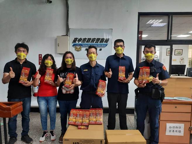 久富余公司经理谢文卉及清水正牌米糕庄小老板蔡玮哲29日前往清水警分局捐赠「Q版妈祖图样及白沙屯妈祖」口罩。（警方提供）