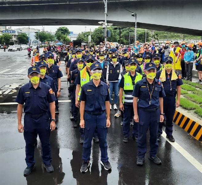 警方带上萤光黄印有「Q版妈祖图样及白沙屯妈祖」字样的口罩，特别亮眼吸睛，引来一阵骚动。（警方提供）