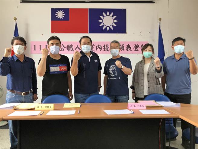 大、小金門5位尋求連任的鄉鎮長，今天上午10時齊赴國民黨金門縣黨部領表，傳達與黨站在一起，爭取繼續為鄉親服務的機會。（李金生攝）