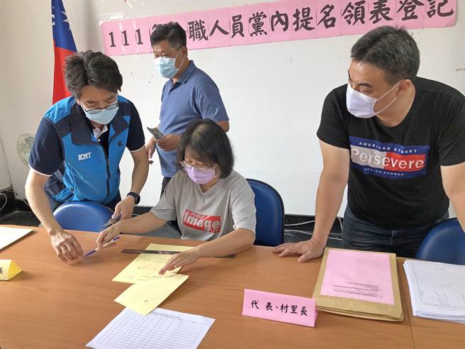 金門藍營5鄉鎮長今早會師， 齊赴縣黨部領表造勢。（李金生攝）