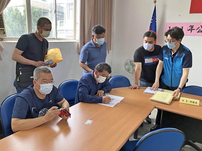 大、小金門5位尋求連任的鄉鎮長傳達與黨站在一起，爭取繼續為鄉親服務的機會。（李金生攝）