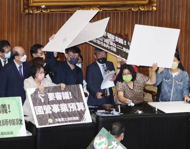 立法院院会30日处理攸关国务机要费除罪化的会计法第99条之一条文修正草案，在立法院副院长蔡其昌敲槌后完成立法程序。（刘宗龙摄）