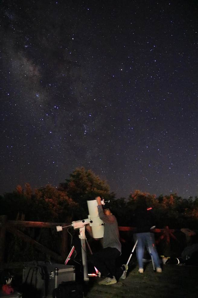 利用天文望远镜观察星体。（东势林区管理处提供）