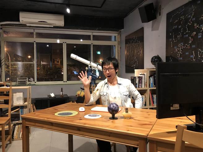 讲师教学经验丰富，神秘的天文知识配上风趣的谈吐，深受民眾欢迎。（东势林区管理处提供）