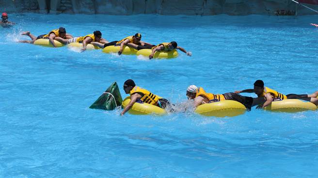 一年一度「萬粽矚目」的人體龍舟競賽將在端午三天連假清涼登場。（麗寶樂園渡假區提供）