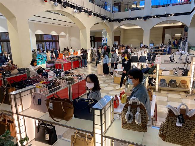 麗寶OUTLET MALL 推出精品包特賣活動，COACH、GUCCI、BURBERRY等品牌下殺3.5折起。（麗寶樂園渡假區提供）