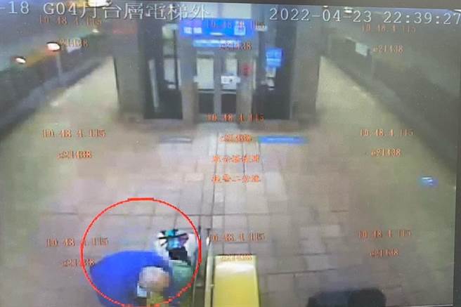 72岁男子在在月台上行窃正在闭目念经的女子手边提包。（翻摄画面）