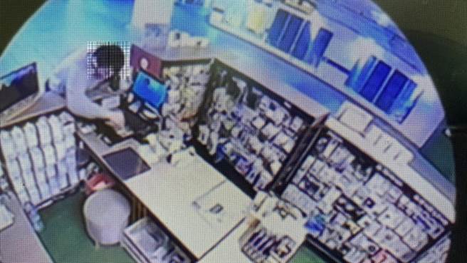 26岁男子趁柜台人员不在时窃取收银机内的现钞。（翻摄画面）