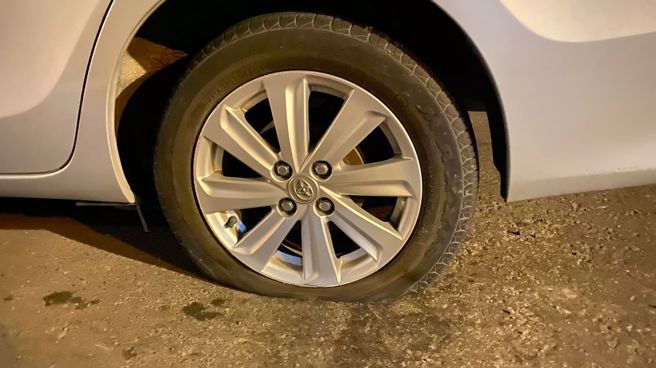 原PO表示，更换公务车轮胎，公司竟要求一人出一半，贴文一出，引起两派网友热烈讨论。（图／翻摄自爆怨公社）