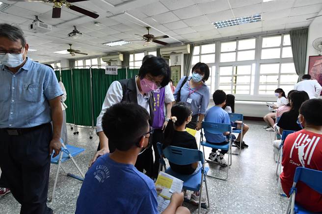 彰化县卫生局政府将幼童BNT疫苗预约接种年龄，放宽至满6岁国小未入学幼童，均可以上网预约施打，今明2天开放线上预约，一早8点卫生局网站就有2000多人线上等着预约，不到3个小时就有6成以上的预约数。（吴建辉／彰化报导）