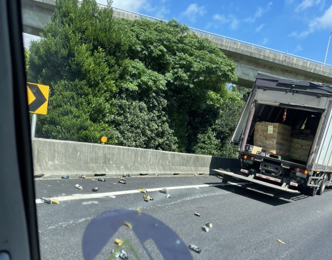 國道1號機場系統接國2西向匝道口30日上午發生貨車載運物品掉落。（翻攝自記者爆料網）