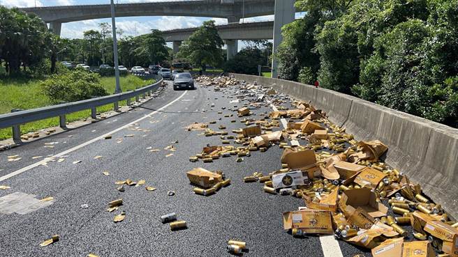 桃園市30日早上機場系統國道1號南向轉國道2號東向環道，有輛大貨車疑似未將後方貨物捆緊，導致貨物散落一地。（國道警方提供／陳夢茹桃園傳真）