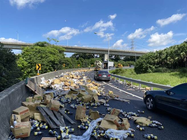 大貨車疑未捆緊貨物，導致罐裝飲料散落國道匝道，已於11時4分恢復通車。（國道警方提供／陳夢茹桃園傳真）