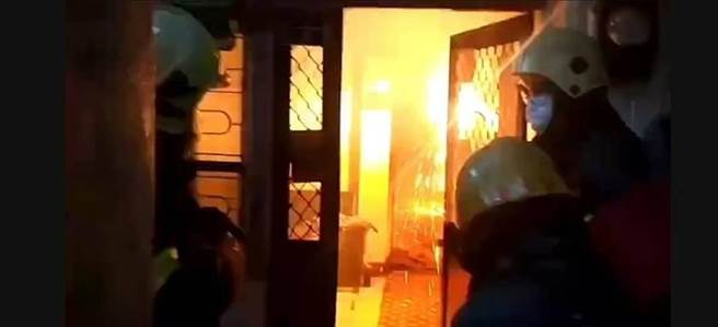 头份市义民庙后方一处2层加盖铁皮屋，30日清晨5点多发生火警。（翻摄照片／李京升苗栗传真）