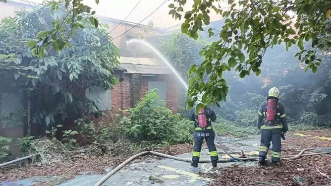 铁皮屋位在巷弄中，使得消防员抢救困难。（翻摄照片／李京升苗栗传真）