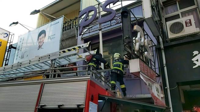 消防人员将受困的女子救出。（翻摄照片／李京升苗栗传真）