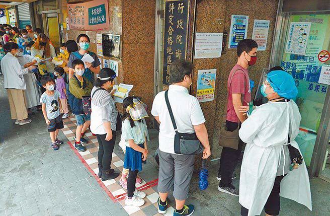 不少家長帶著小朋友排隊等候接種BNT兒童疫苗。（本報資料照片）