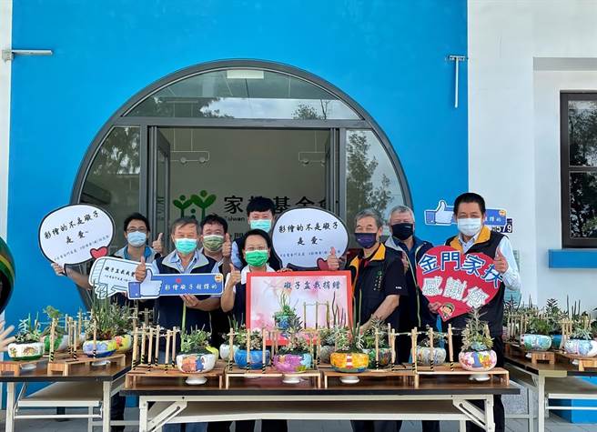 金门家扶中心主委杨肃谦（右三）感谢台电大家庭发挥爱心，让台电有「碍」、家扶有「爱」成就一桩美事。（金门家扶中心提供）