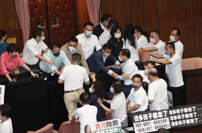 立法院院会30日处理攸关国务机要费除罪化的会计法第99条之一条文修正草案，会前，国民党立委们发动数波攻势企图抢主席台，但都被民进党立委们挡下。（刘宗龙摄）