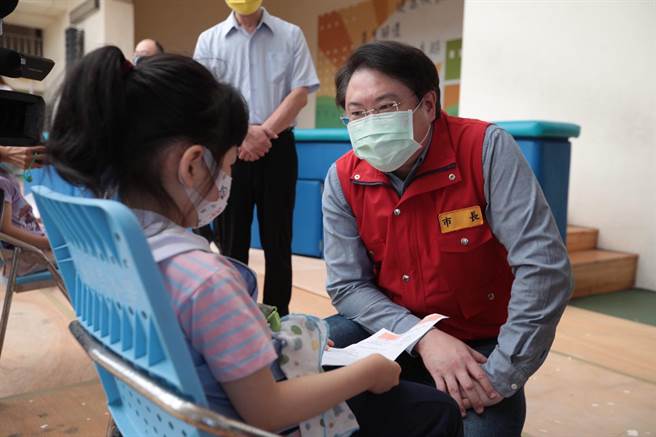 基隆市长林右昌上午视察校园BNT疫苗接种作业。（基隆市政府提供／陈彩玲基隆传真）