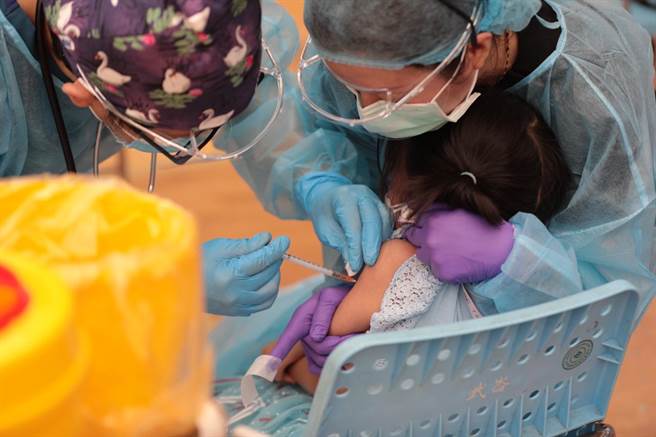 基隆市为满5岁至17岁儿童及青少年族群，集中接种BNT疫苗。（基隆市政府提供／陈彩玲基隆传真）