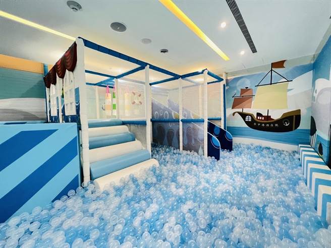 台中港酒店打造全新儿童游戏室，结合在地风情打造船身造型球池。（台中港酒店提供）