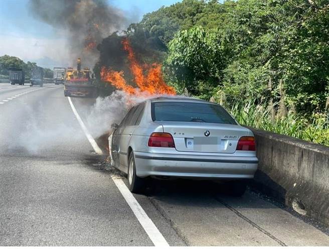 黃姓老翁的車輛起火燃燒。（翻攝照片／李京昇苗栗傳真）